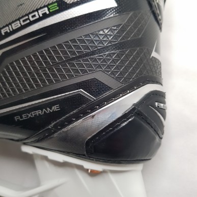 Demo CCM Ribcor 80K Junioru Hokeja Slidas